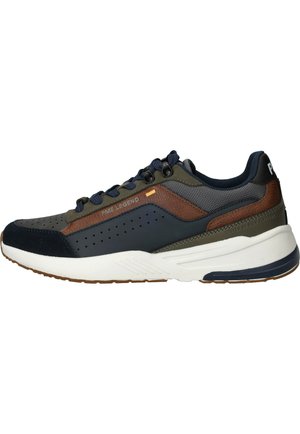 Chaussures de sport avec une tige bleu marine, des accents marron et des panneaux en mesh gris. Présente des perforations, une épaisse semelle blanche et des lacets bleus.