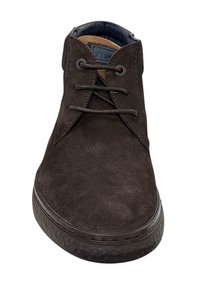 Botte chukka en suède marron foncé avec une surface texturée, bout arrondi, fermeture à lacets et semelle en caoutchouc dotée d'un léger talon surélevé.