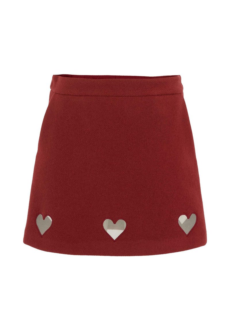 Gonna rossa di lana con tre fori a forma di cuore, ciascuno bordato da accenti metallici, con orlo dritto e design aderente.
