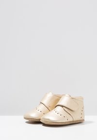 Bisgaard PETIT UNISEX - Primeiros sapatos - gold