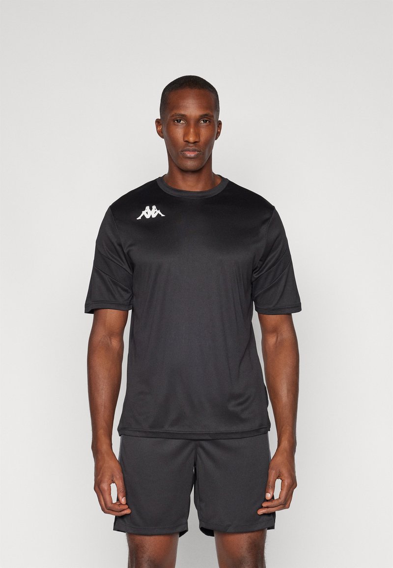 Sort atletisk skjorte og shorts lavet af glat stof. Har korte ærmer og rund hals, med et hvidt Kappa-logo på venstre bryst.