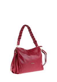 Borsa a mano in pelle rossa con manico intrecciato, logo dorato e tracolla regolabile, su uno sfondo bianco.