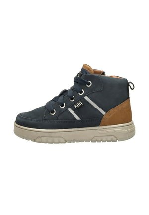 Marineblauwe en tan hoge sneakers met witte zool, metalen oogjes, veters, zijstrepen en het "keq" logo op het zijpaneel.