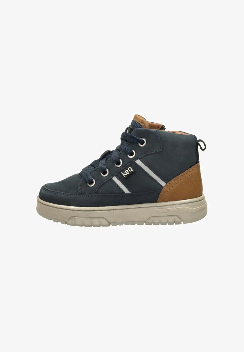 Marineblauwe en tan hoge sneakers met witte zool, metalen oogjes, veters, zijstrepen en het "keq" logo op het zijpaneel.