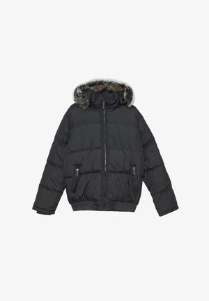 Chaqueta de plumas negra con capucha de pelaje sintético desmontable, bolsillos laterales con cremallera, puños acanalados y paneles cosidos horizontalmente.