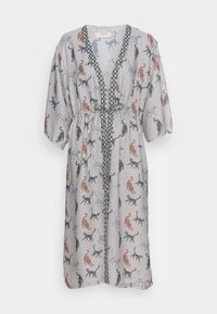 Lätt krämfärgad morgonrock med en lekfull katttryck i nyanser av grått, brunt och orange, med geometrisk kant och cinched midja.