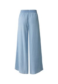 Jasnoniebieskie spodnie o szerokich nogawkach wykonane z miękkiego, lekkiego materiału. Posiadają elastyczny pas i płynny, swobodny krój bez widocznych elementów metalowych.