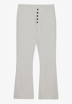 Pantalons évasés blancs en denim avec une taille haute, dotés d'une fermeture avant à cinq boutons et de détails de couture verticaux.