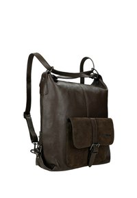 Hnědá kožená taška přes rameno s texturovaným povrchem, vybavená přední kapsou na klopu s semišovým povrchem a nastavitelnými popruhy.