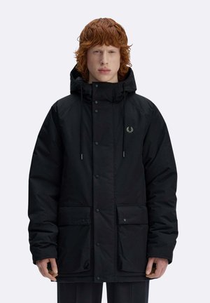 Zwarte geïsoleerde jas met capuchon, drukknoopsluiting, twee voorzakken en een subtiel logo op de borst. Zachte stoftextuur.