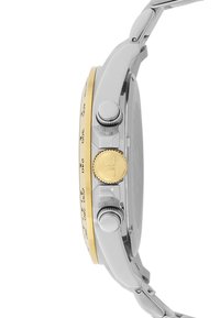 Rustfrit stål ur med en sølv armbånd, guld-accenteret bezel og tre krone- og trykknap-funktioner. Cirkulær form og poleret finish.