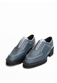 Blauwe leren instap schoenen met een scherpe vorm, voorzien van roze accenten langs de naden en een gestructureerde zwarte zool.