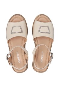 Beige Sandalen aus glattem Leder mit einem breiten Riemen und einer silbernen dreieckigen Schnalle, ausgestattet mit einer gepolsterten Innensohle und verstellbarem Knöchelriemen.