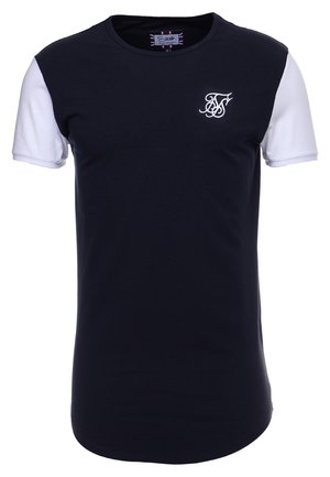 Camiseta azul marino con mangas cortas blancas y un logotipo bordado en blanco en el lado izquierdo del pecho.