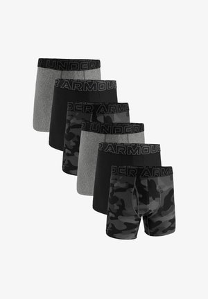 Sechs Paar Herren-Boxershorts in Grau, Schwarz und schwarzem Camouflagemuster mit Unter Armour gebrandeten Bundbändern.