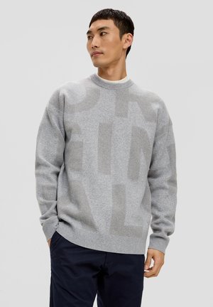 Grauer Strickpullover mit strukturiertem Muster und großen, erhabenen Buchstaben. Crewneck-Design und gerippte Bündchen und Saum.
