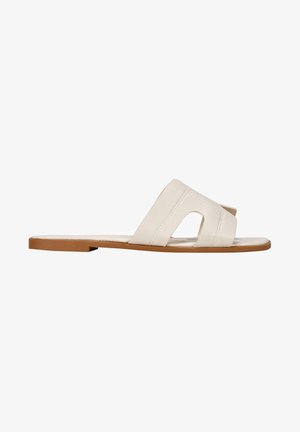 Sandalias deslizantes de cuero blanco con dos correas anchas, diseño de punta abierta y suela plana color beige. Presenta costuras mínimas como detalle.