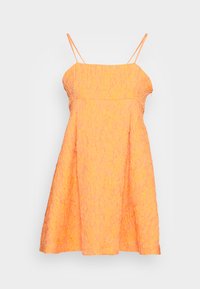 Vestido mini laranja com tecido texturizado, alças finas ajustáveis, corpete ajustado e saia ampla, apresentando um design ligeiramente franzido.