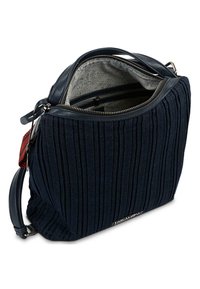 Bolso de tela azul oscuro con pliegues verticales, acentos de cuero, cremallera plateada y forro interior estampado; incluye una etiqueta desmontable.