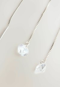Sølv kæd necklace med to klare krystalvedhæng, et rundt og et dråbeformet, med en poleret overflade og lås.