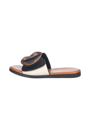 Sandalia plana tipo slide con tiras negras y beige y un gran adorno decorativo circular marrón en la parte superior, plantilla marrón claro y suela negra.