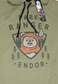 Sweat à capuche vert avec un design graphique d'un Ewok tenant une lance, texte "PARK RANGER ENDO", et cordons de serrage noirs. Matière en coton.