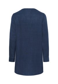 Cămașă din in albastru închis cu mâneci lungi și manșete, expusă din spate pe un fundal alb.