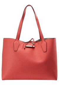 Sac fourre-tout Guess en cuir texturé rouge avec doubles anses d'épaule et détail de serrure logo argenté à l'avant.