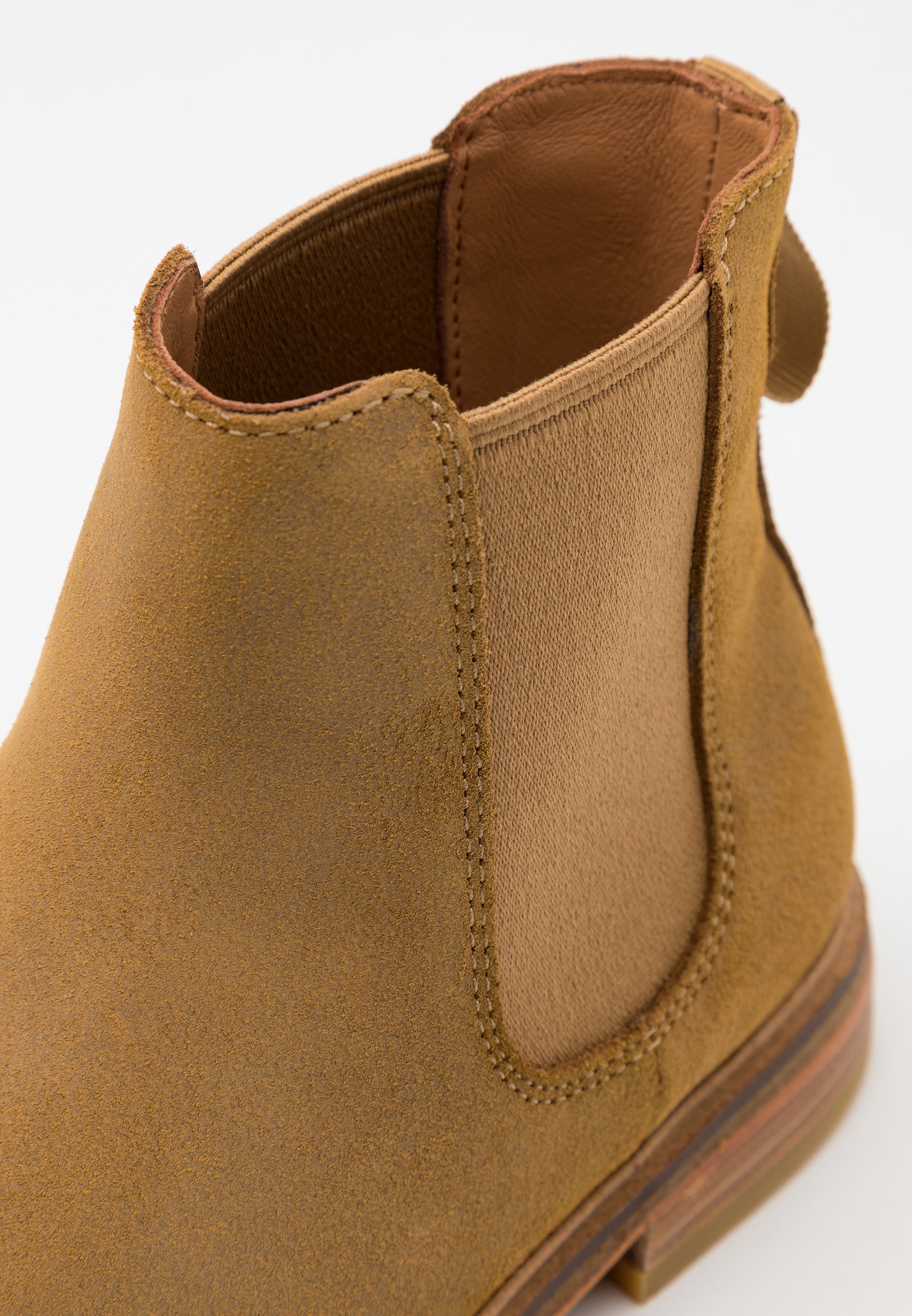 clarks chelsea boots uk