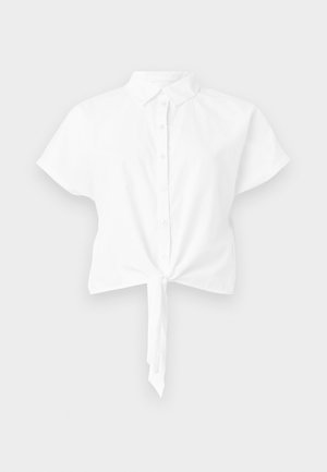 Weißes Baumwoll-Cropped-Shirt mit kurzen Ärmeln, mit einer Knopfleiste vorne und einer Bindeschleife am Saum. Glatte Textur, klassischer Kragen.