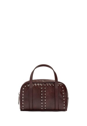 Ciemnobrązowa skórzana torebka z dwoma uchwytami i srebrnymi ćwiekami ułożonymi w pionowe i zakrzywione wzory.
