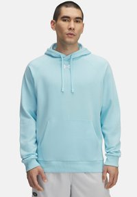 Lichtblauwe hoodie van zacht materiaal met een voorkantzak, verstelbare koorden, raglanmouwen en een wit logo op de borst.