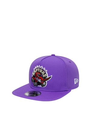 Gorra de béisbol morada con un logo rojo de dinosaurio sosteniendo un balón de baloncesto y la palabra Raptors bordada en el panel frontal.