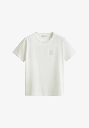 Witte korte mouwen T-shirt met ronde hals en klein geborduurd logo op de linkerborst, getoond tegen een effen achtergrond.