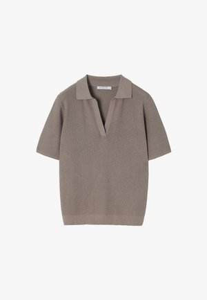 Polo majica s kratkimi rokavi iz svetlo rjave pletene tkanine z V-izrezom in ovratnikom, ki ima strukturiran vzorec in rebrasto obrobo.