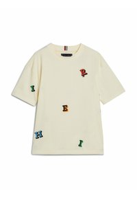 Cremefarvet bomulds T-shirt med korte ærmer og flerfarvede broderede bogstaver spredt over forsiden. Rund halsudskæring.