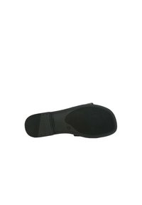 Sole in gomma nera con motivo di grip testurizzato e leggera curvatura, dotata di bordi cuciti e area del tallone rinforzata.