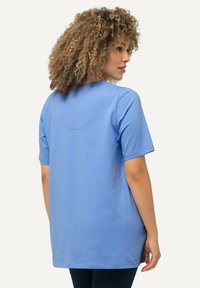 Ulla Popken A-LINIE HALBARM - Triko s potiskem - cloud blue