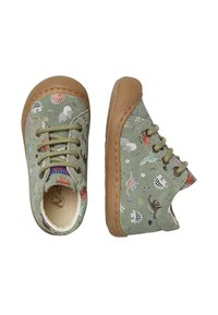 Zelené látkové tenisky s různými barevnými vzory zvířat, kulatá špička a texturovaná gumová podrážka s hnědými akcenty.