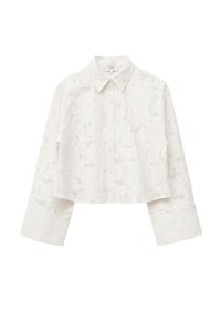 Chemise blanche courte à manches longues avec larges poignets et motif floral texturé subtil, col classique et fermeture boutonnée sur le devant.