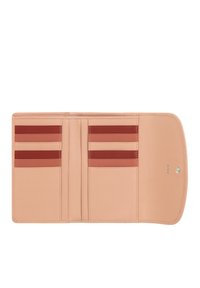 Portafoglio in pelle rosa chiaro con molteplici slot per carte di colore rosso scuro, caratterizzato da una texture liscia e una chiusura a scatto. Il compartimento interno è spazioso.