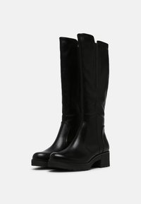Paire de bottes noires en cuir montantes jusqu'au genou avec un talon bas et une fermeture éclair sur le côté, présentées sur un fond clair uni.