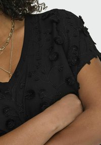 ONLY Carmakoma V-AUSSCHNITT CURVE  - Apdrukāts T-krekls - black