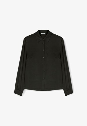 Zwarte blouse met lange mouwen, knopen aan de voorkant, puntige kraag en gathered cuffs, weergegeven op een witte achtergrond.