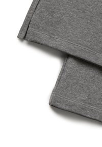 Graue Baumwollstoffshorts mit einem schlichten Design, gestepptem Saum und glatter Textur. Das Material wirkt leicht aufgeraut.