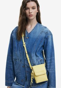 Desigual 3D LOGO HOLDER - Taštička na mobil - yellow