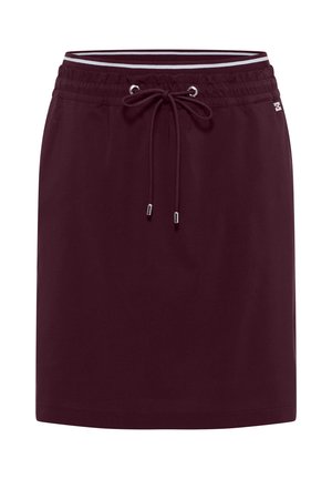 Tmavě bordó sukně ke kolenům s elastickým pasem, bílým pruhovaným detailem a předním šňůrkováním s kovovými konci.