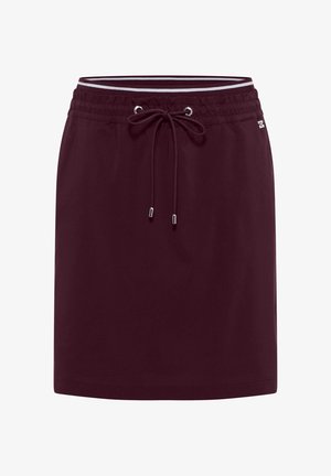 Tmavě bordó sukně ke kolenům s elastickým pasem, bílým pruhovaným detailem a předním šňůrkováním s kovovými konci.