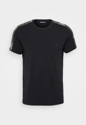 T-shirt nera in cotone con maniche corte. Presenta dettagli a motivo camouflage sulle spalle e un piccolo logo sul petto.