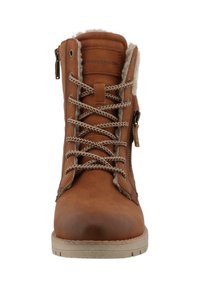 Brązowe skórzane botki sięgające kostki z futrzanym wykończeniem, o okrągłym nosku, teksturowanej powierzchni i kontrastowych sznurowadłach; posiadają boczny zamek błyskawiczny ułatwiający zakładanie.